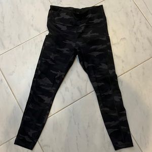 Like new Athleta camo black gray leggings M